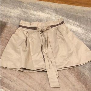 Khaki color mini skirt with band.
